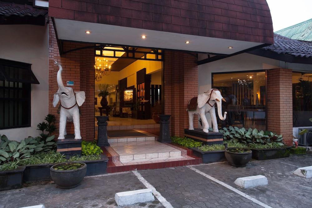 Hotel Montana Malang Exterior photo