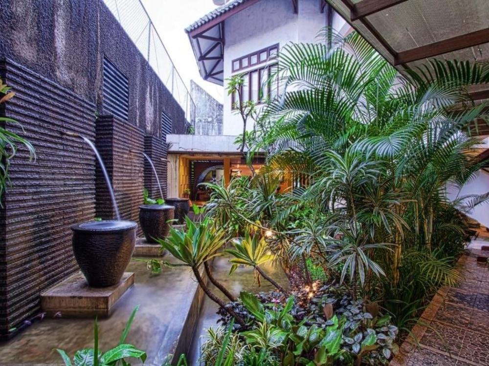 Hotel Montana Malang Exterior photo