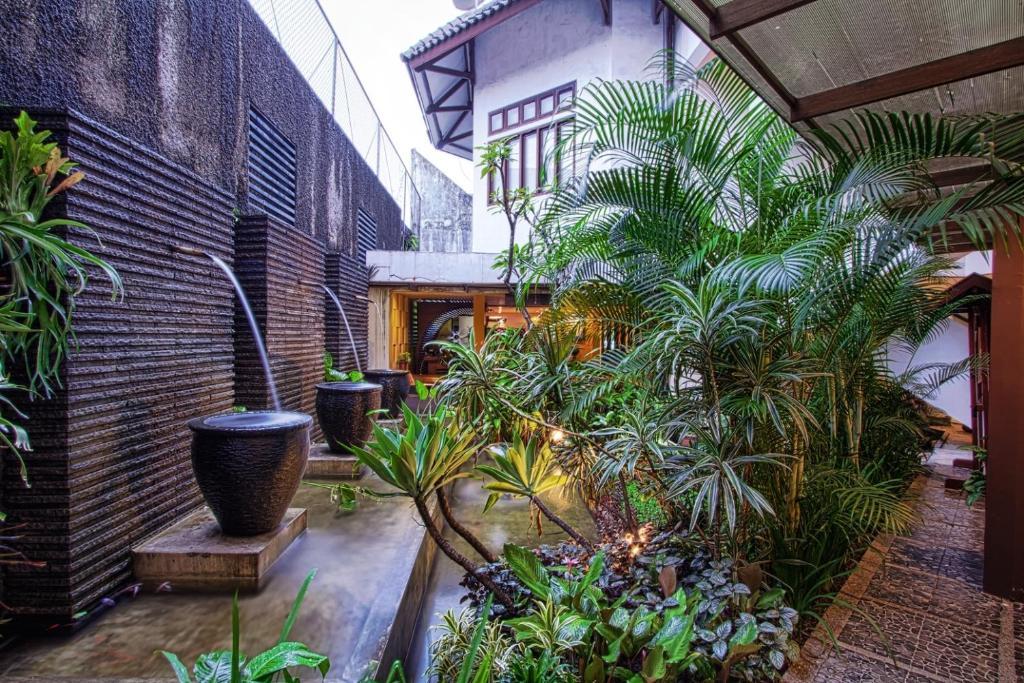 Hotel Montana Malang Exterior photo